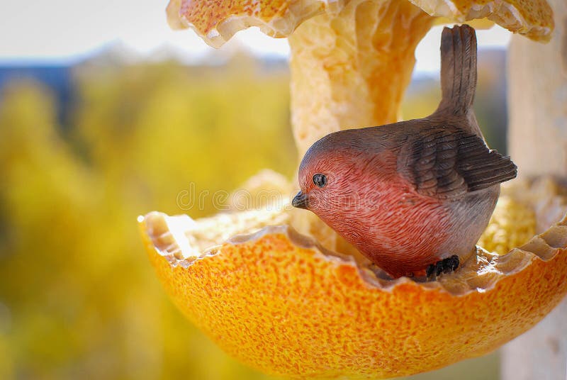 Uccelli mangiatoia strada per uccelli, nella forma di un po ' di arancio e un birdie.